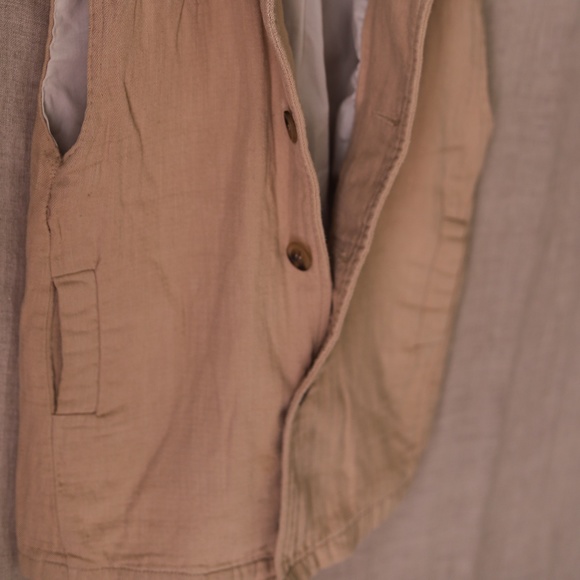 Linen lightly padded kids vest, size 6-10 biege/sand color. Excellent condition - Picture 6 of 6